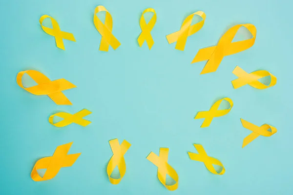 Horní Pohled Žluté Stuhy Modrém Pozadí Mezinárodní Koncepce Dne Rakoviny — Stock fotografie