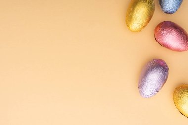 Bej arka planda çikolatalı paskalya yumurtalarının üst görüntüsü