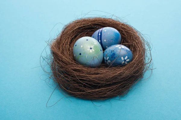 Közelkép Húsvéti Tojásokról Kék Fészekben — Stock Fotó
