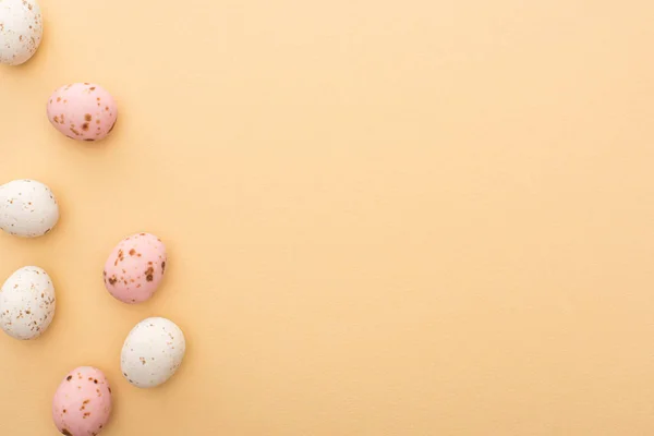 米色背景下彩色鹌鹑蛋的顶视图 — 图库照片