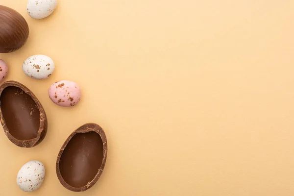 Bovenaanzicht Van Kleurrijke Kwartel Chocolade Eieren Beige Achtergrond — Stockfoto