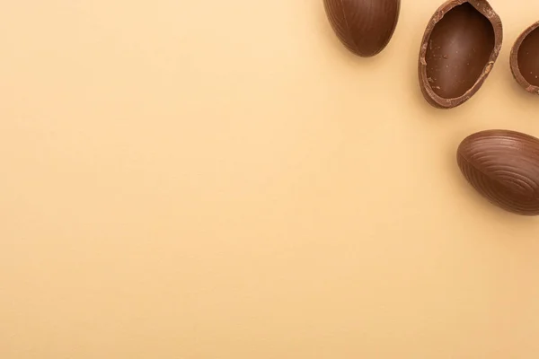 ベージュのチョコレートの卵のトップビュー — ストック写真