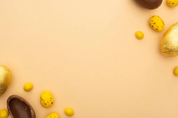 Верхний Вид Шоколадных Перепелиных Яиц Желтыми Конфетками Бежевом — стоковое фото