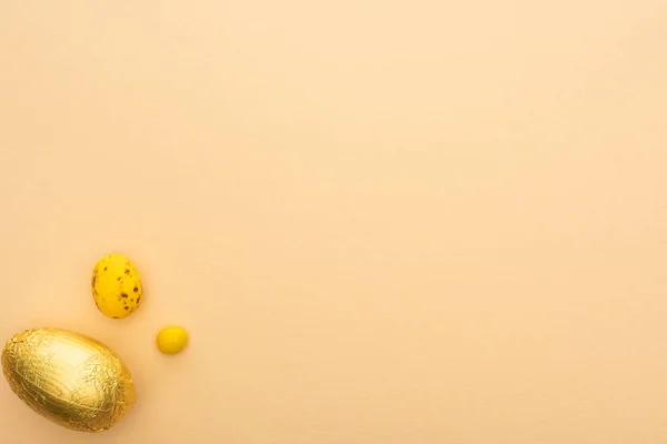 Top View Candy Quail Chocolate Eggs Beige Background — Stock Photo, Image