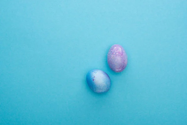 Draufsicht Auf Bunte Hühnereier Auf Blauem Hintergrund — Stockfoto