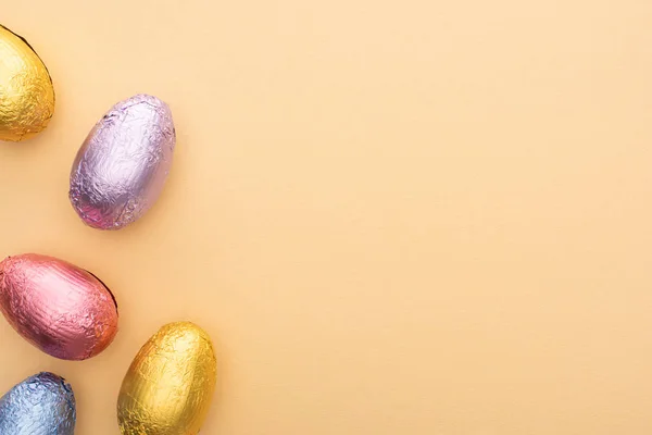 Vue Dessus Des Œufs Pâques Chocolat Feuille Colorée Sur Fond — Photo