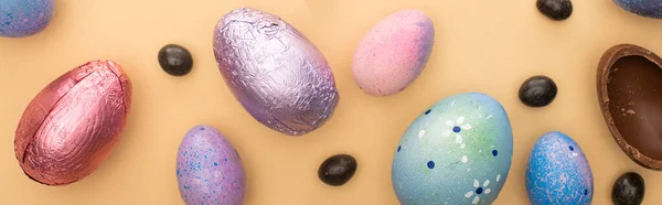 Κάτοψη Της Σοκολάτας Πασχαλινά Αυγά Καραμέλες Και Αυγά Ορτυκιού Μπεζ — Φωτογραφία Αρχείου