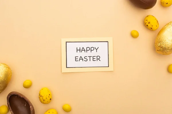 Вид Зверху Листівки Щасливим Великоднім Листям Шоколадними Яйцями Цукерками Розфарбованими — стокове фото