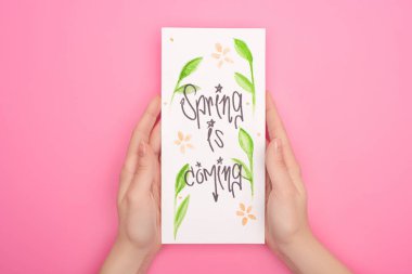 Baharı elinde tutan kadının kısmi görüntüsü pembe harflerle geliyor.