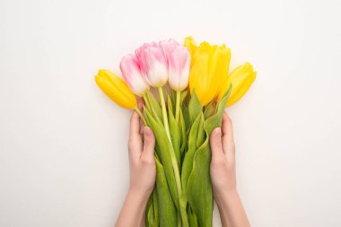 Beyaz arka planda bir buket lale tutan kadın manzarası, bahar konsepti. 