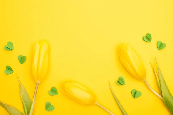 Vista Superior Tulipas Corações Verdes Decorativos Fundo Amarelo Conceito Primavera — Fotografia de Stock