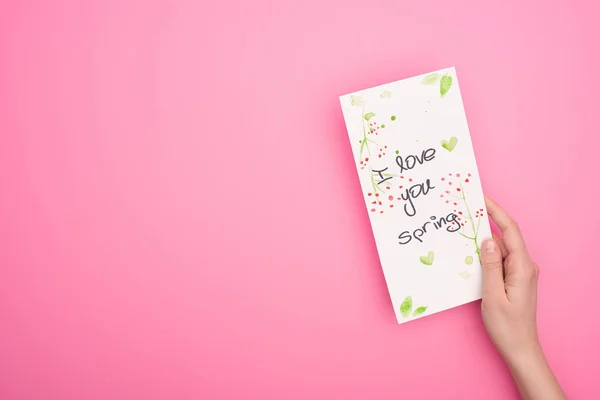 Vista Parcial Mulher Segurando Cartão Com Amo Letras Primavera Rosa — Fotografia de Stock