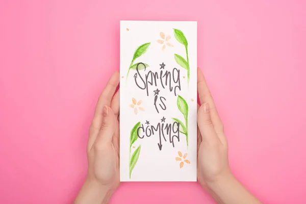Vista Parcial Mulher Segurando Cartão Com Primavera Está Chegando Lettering — Fotografia de Stock