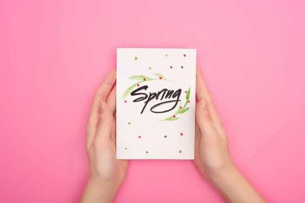 Vista Recortada Tarjeta Con Letras Primavera Las Manos Mujer Rosa — Foto de Stock
