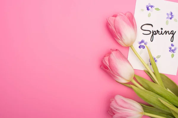 Bovenaanzicht Van Tulpen Kaart Met Voorjaarsbelettering Roze Achtergrond — Stockfoto