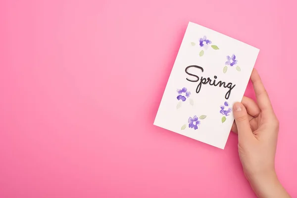 ピンクの背景に春のレタリング付き女性保持カードの部分的なビュー — ストック写真