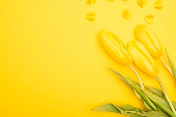 Draufsicht Auf Tulpen Und Dekorative Herzen Auf Gelbem Hintergrund Frühlingskonzept — Stockfoto