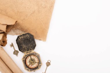 Beyaz üzerinde izole edilmiş eski anahtar, pusula ve eski kağıt üst görünümü