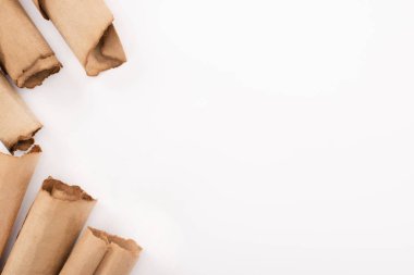 Beyaz üzerine izole edilmiş eski rulo kağıdın üst görünümü
