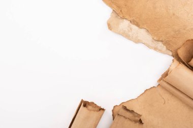 Beyaz üzerine izole edilmiş eski kağıdın üst görünümü