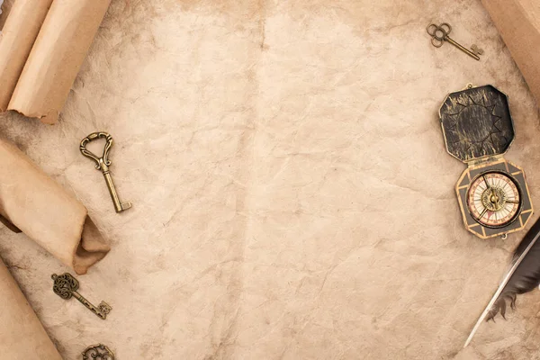 Antika Anahtarların Üst Görünümü Eski Kağıt Üzerindeki Tüye Yakın Pusula — Stok fotoğraf