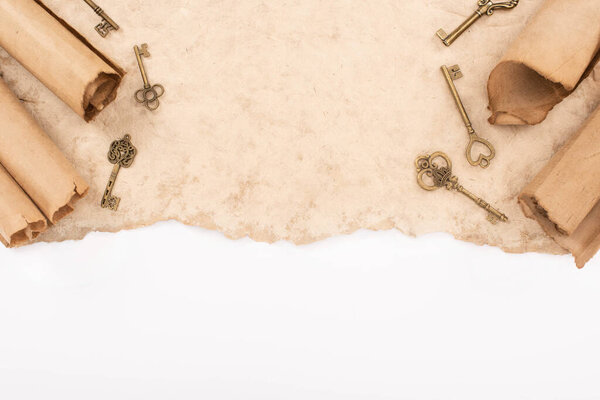 верхний вид винтажных ключей на старой бумаге, изолированных на белом

