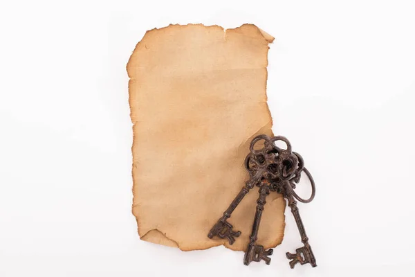 Top View Vintage Keys Aged Empty Paper Isolated White — Stock Photo, Image