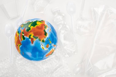 Beyaz arkaplandaki plastik çöplere en iyi bakış açısı, küresel ısınma kavramı