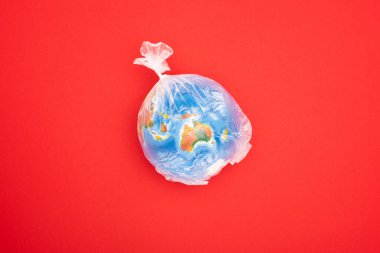Küresel ısınma kavramına izole edilmiş plastik poşetteki dünyanın üst görünümü