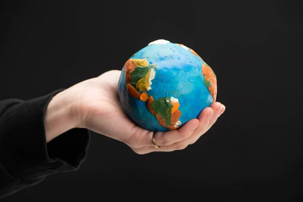 Beskuren Syn Plastikgloben Kvinnlig Hand Isolerad Svart Global Uppvärmning Koncept — Stockfoto