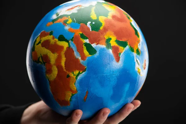 Обрезанный Взгляд Земной Шар Женской Руке Изолированный Черном Концепции Глобального — стоковое фото