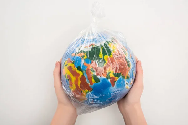 Vue Recadrée Femme Tenant Sac Plastique Avec Globe Sur Blanc — Photo