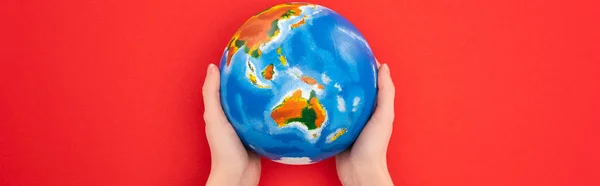 Панорамний Вигляд Жінки Тримає Глобус Ізольовано Червоній Концепції Глобального Потепління — стокове фото