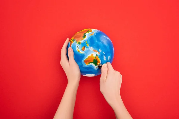 Ausgeschnittene Ansicht Einer Frau Die Globus Auf Rotem Globalem Erwärmungskonzept — Stockfoto