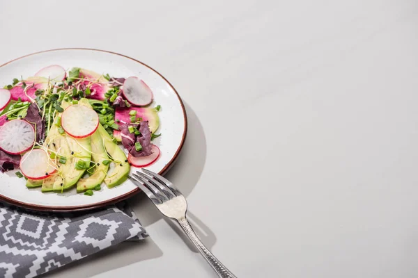 Ensalada Rábano Fresco Con Verduras Aguacate Superficie Gris Con Servilleta — Foto de Stock