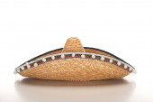 Mexikanischer Sombrero auf weißem Hintergrund
