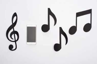 Kağıt kesme notalarının beyaz arkaplanda akıllı telefon ile üst görünümü