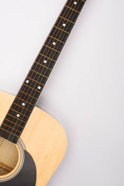 Beyaz arkaplanda akustik gitarın üst görünümü