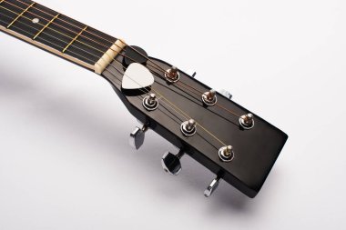 Beyaz arkaplandaki dizgilerin altındaki gitar penalarının görünümünü kapat