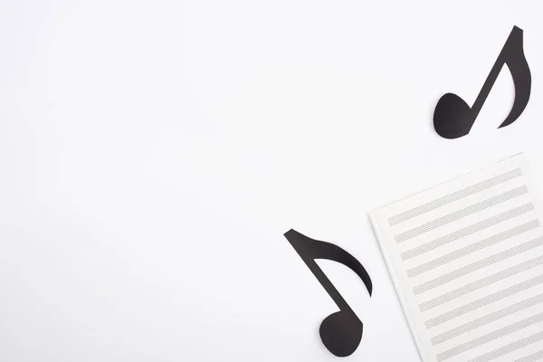 Κάτοψη Του Βιβλίου Μουσικής Και Χαρτοκοπτικές Σημειώσεις Λευκό Φόντο — Φωτογραφία Αρχείου