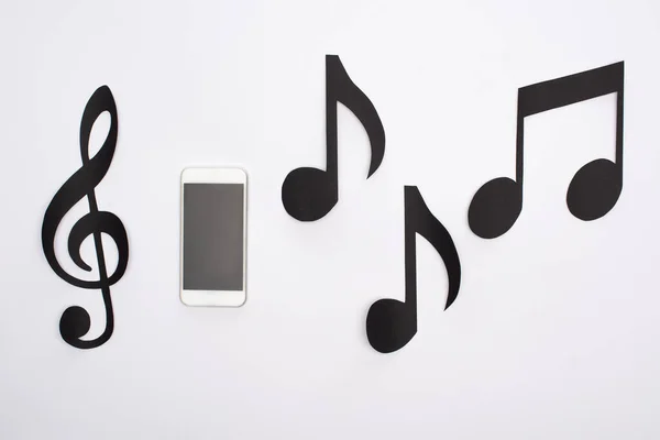 Κάτοψη Του Χαρτιού Κοπεί Νότες Μουσικής Smartphone Λευκό Φόντο — Φωτογραφία Αρχείου