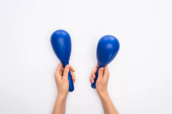 Vista Cortada Mulher Segurando Maracas Azuis Fundo Branco — Fotografia de Stock