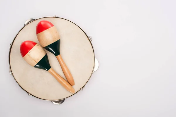 Vue Dessus Des Maracas Bois Sur Tambourin Sur Fond Blanc — Photo