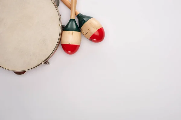 Vista Superior Maracas Madera Cerca Pandereta Sobre Fondo Blanco — Foto de Stock