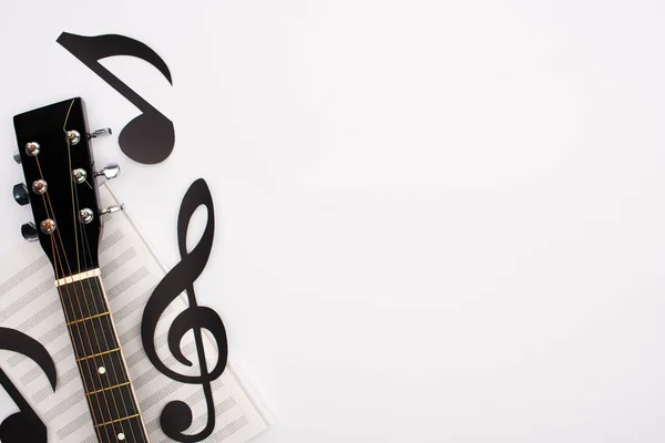 Vue Dessus Des Notes Coupées Papier Livre Musique Guitare Acoustique — Photo