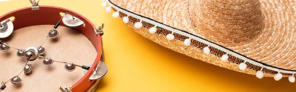 Pandeireta Sombrero Sobre Fundo Amarelo Tiro Panorâmico — Fotografia de Stock