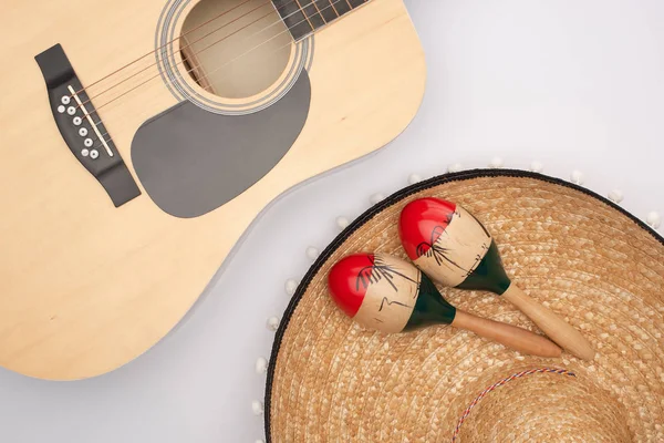 Top Kilátás Akusztikus Gitár Maracas Sombrero Fehér Háttér — Stock Fotó