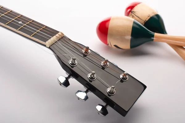 Вибірковий Фокус Акустичної Гітари Біля Дерев Яних Маракас Білому — стокове фото