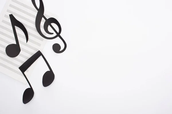 Вид Сверху Бумаги Вырезанные Черные Ноты Музыкальной Книге Белом Фоне — стоковое фото