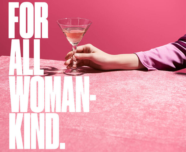 обрезанный вид женщины, держащей стакан розового вина на велюровой ткани изолированы на розовый, для всех женщин рода иллюстрации
